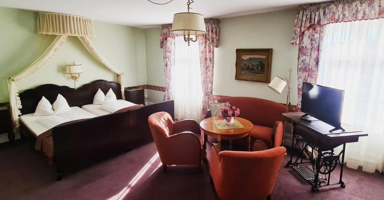 Historisches Hotel Zum Schwan 바트카를스하펜 외부 사진