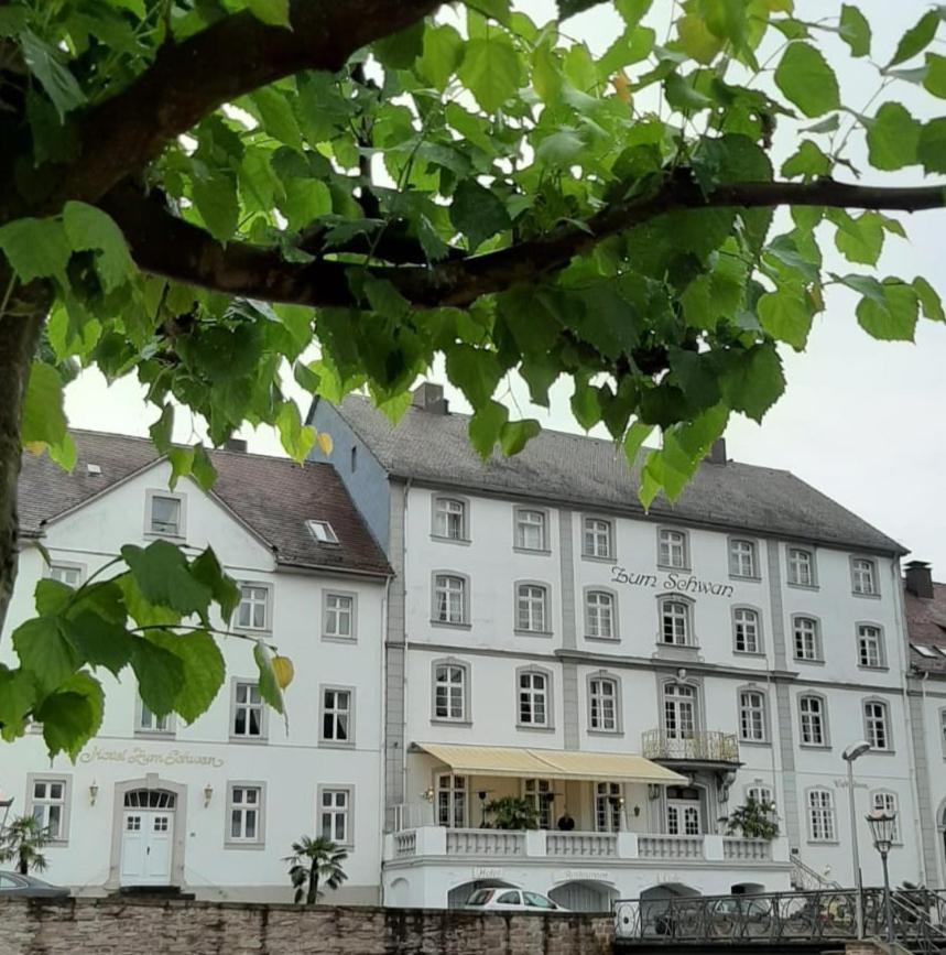 Historisches Hotel Zum Schwan 바트카를스하펜 외부 사진