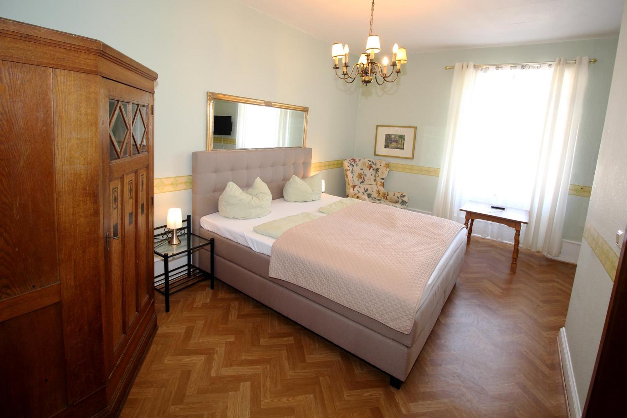 Historisches Hotel Zum Schwan 바트카를스하펜 외부 사진