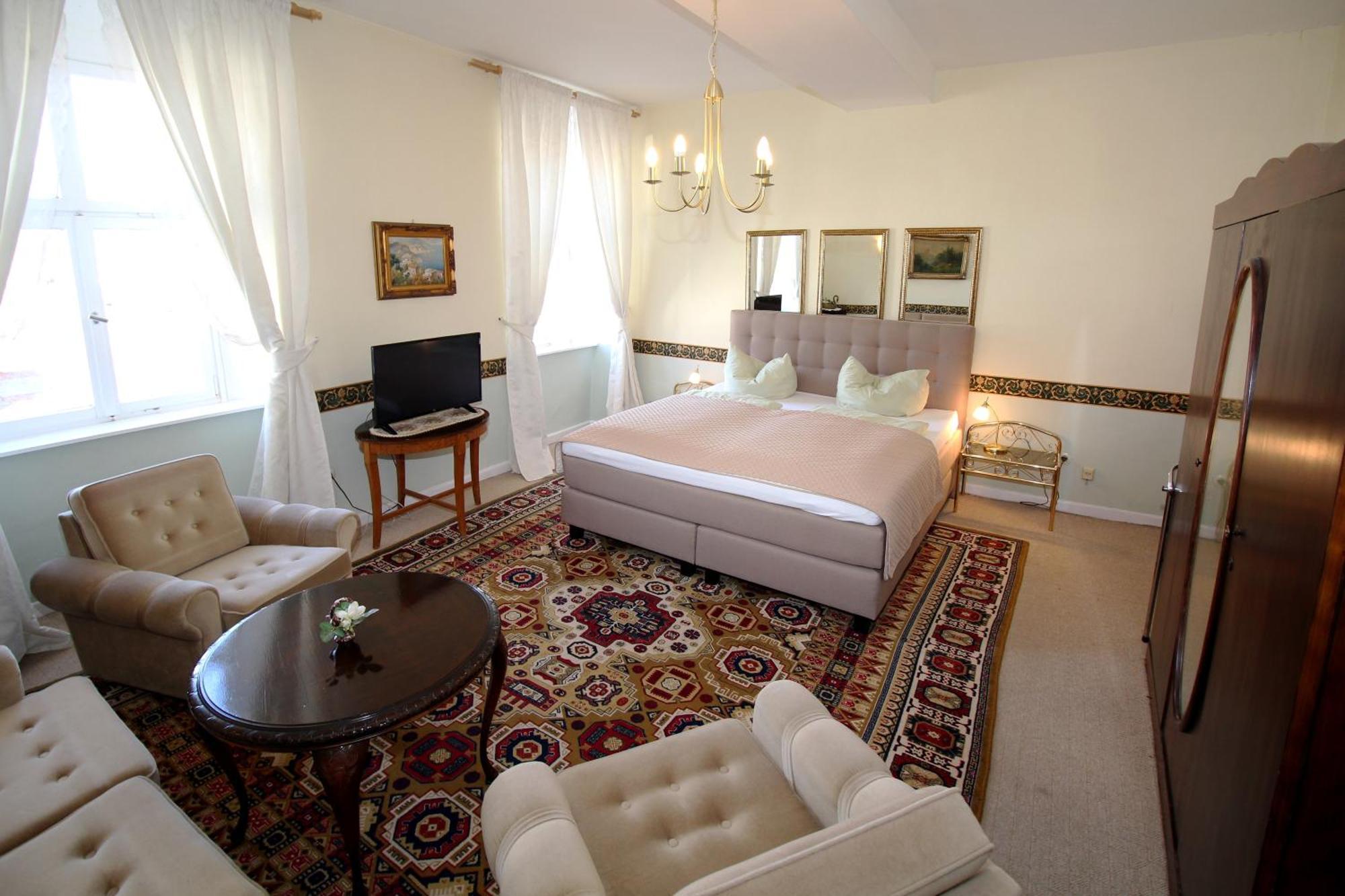 Historisches Hotel Zum Schwan 바트카를스하펜 외부 사진