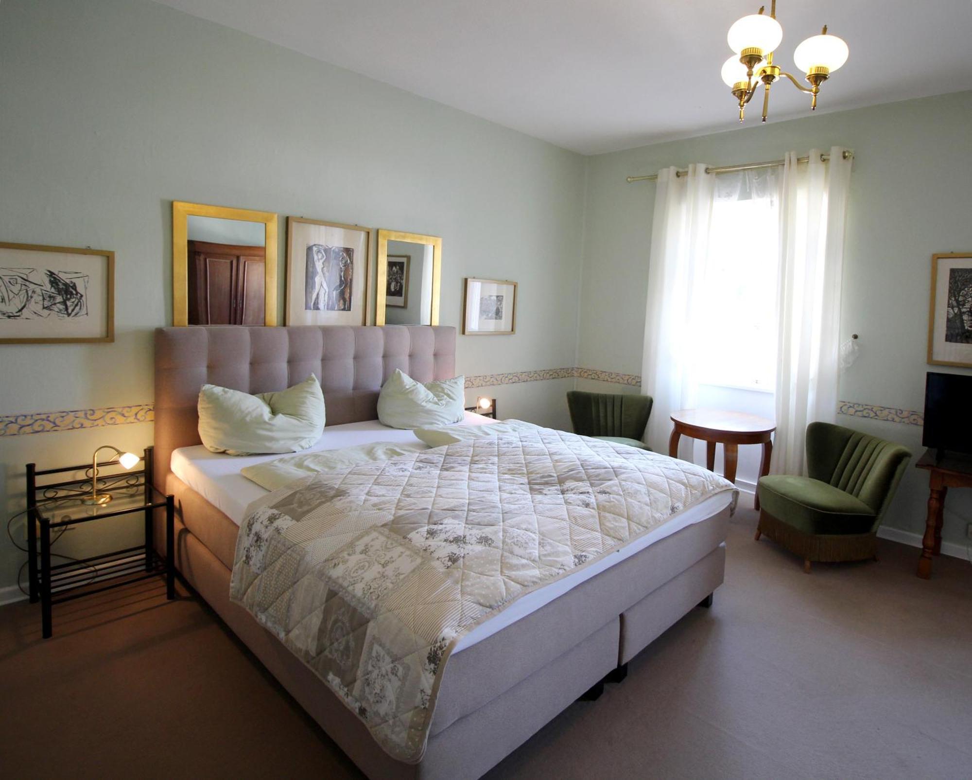 Historisches Hotel Zum Schwan 바트카를스하펜 외부 사진