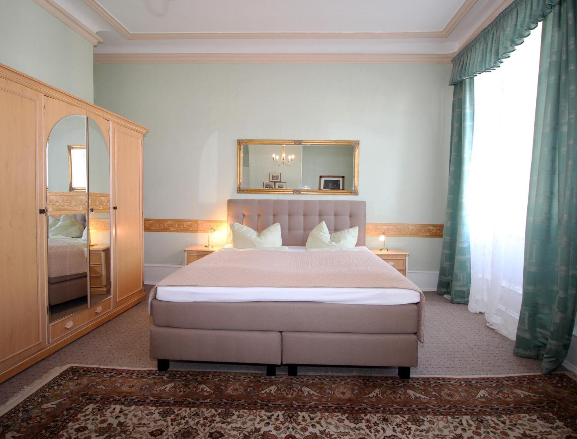 Historisches Hotel Zum Schwan 바트카를스하펜 외부 사진