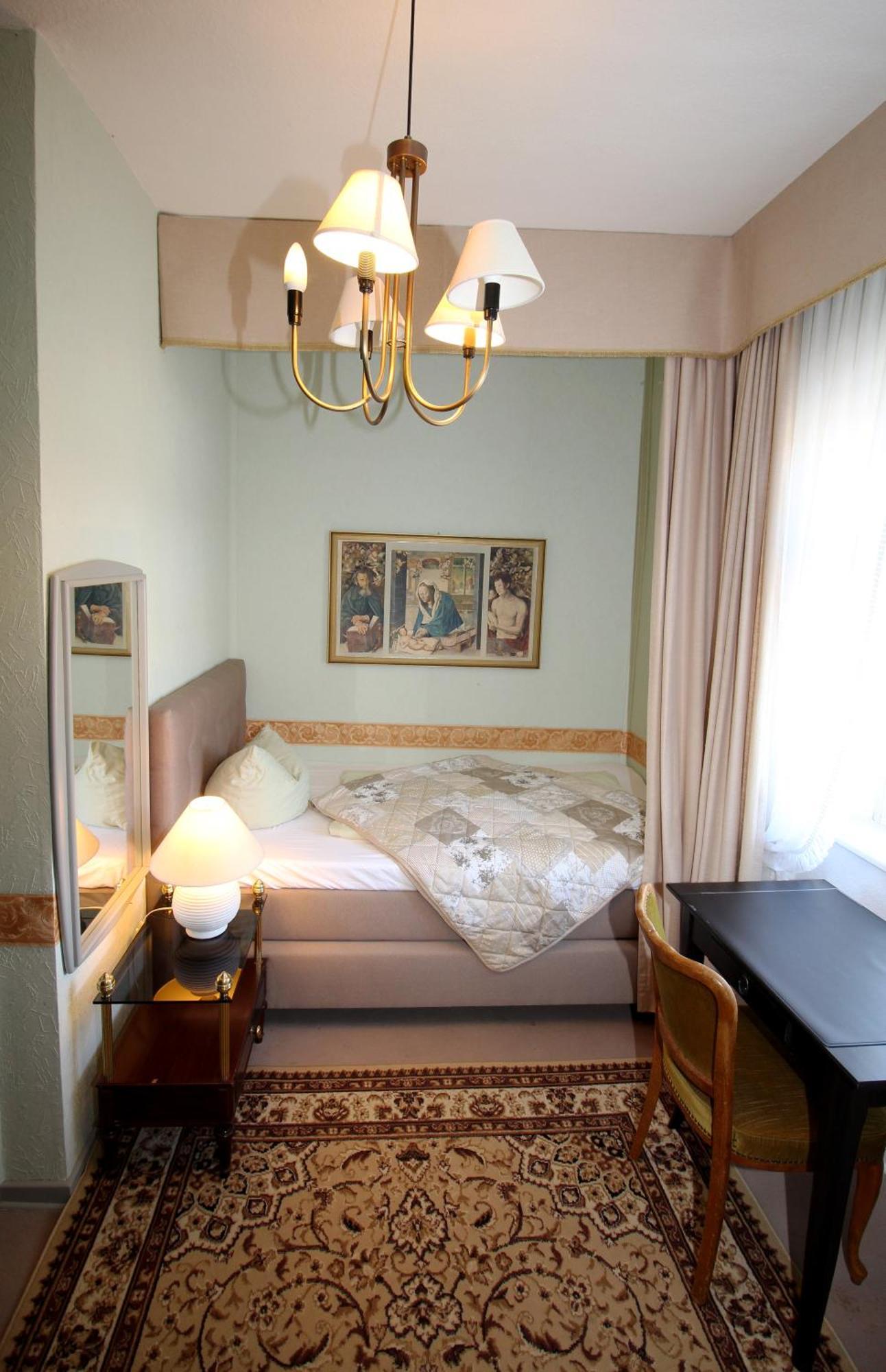 Historisches Hotel Zum Schwan 바트카를스하펜 외부 사진
