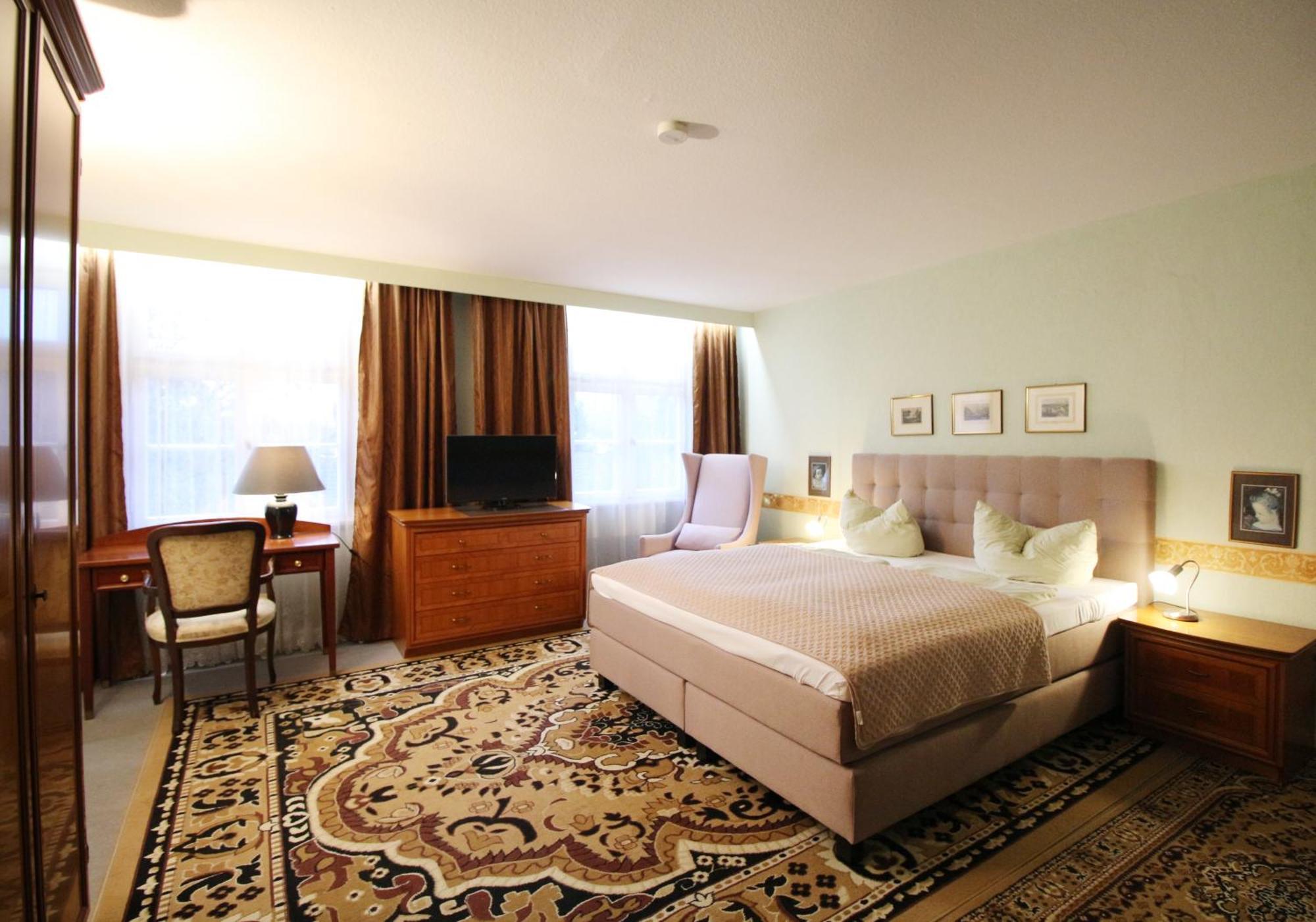 Historisches Hotel Zum Schwan 바트카를스하펜 외부 사진